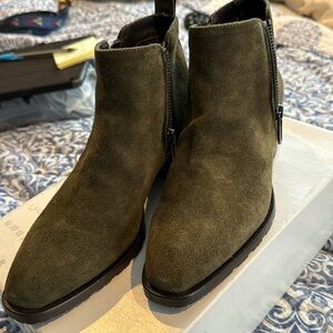 New Aquatalia green suede, double sided zipper bootie size 6.5 made in Italy